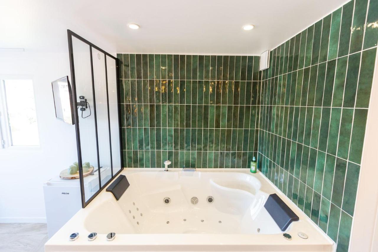 Love Room Du Mont D'Or - Baignoire Spa - Minibar Offert Marseille Exterior photo